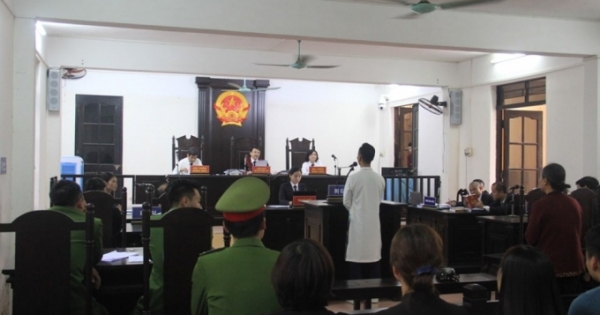 Hưng Yên: Vụ nhặt tảng đá ven đường … lĩnh án tù - Chủ tọa phiên tòa "cấm" nhà báo tác nghiệp?