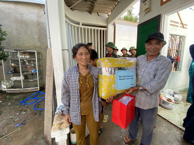 Thủ tướng động viên các hộ gia đình vượt qua khó khăn, ổn định cuộc sống.