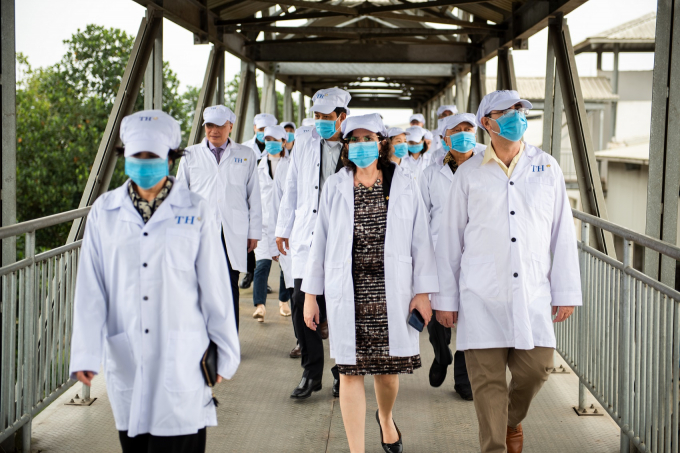 Đoàn các đại sứ và đại diện ngoại giao tới thăm Trang trại số 3 của Tập đoàn TH tại Nghĩa Đàn – Nghệ An.