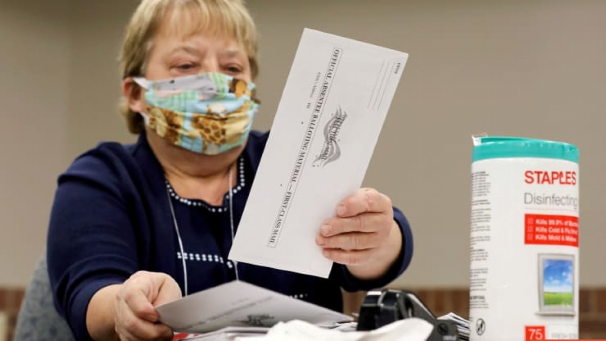 Năm nay, số lượng cử tri bỏ phiếu qua thư tăng đột biến do lo ngại đại dịch Covid-19. Ảnh: Reuters