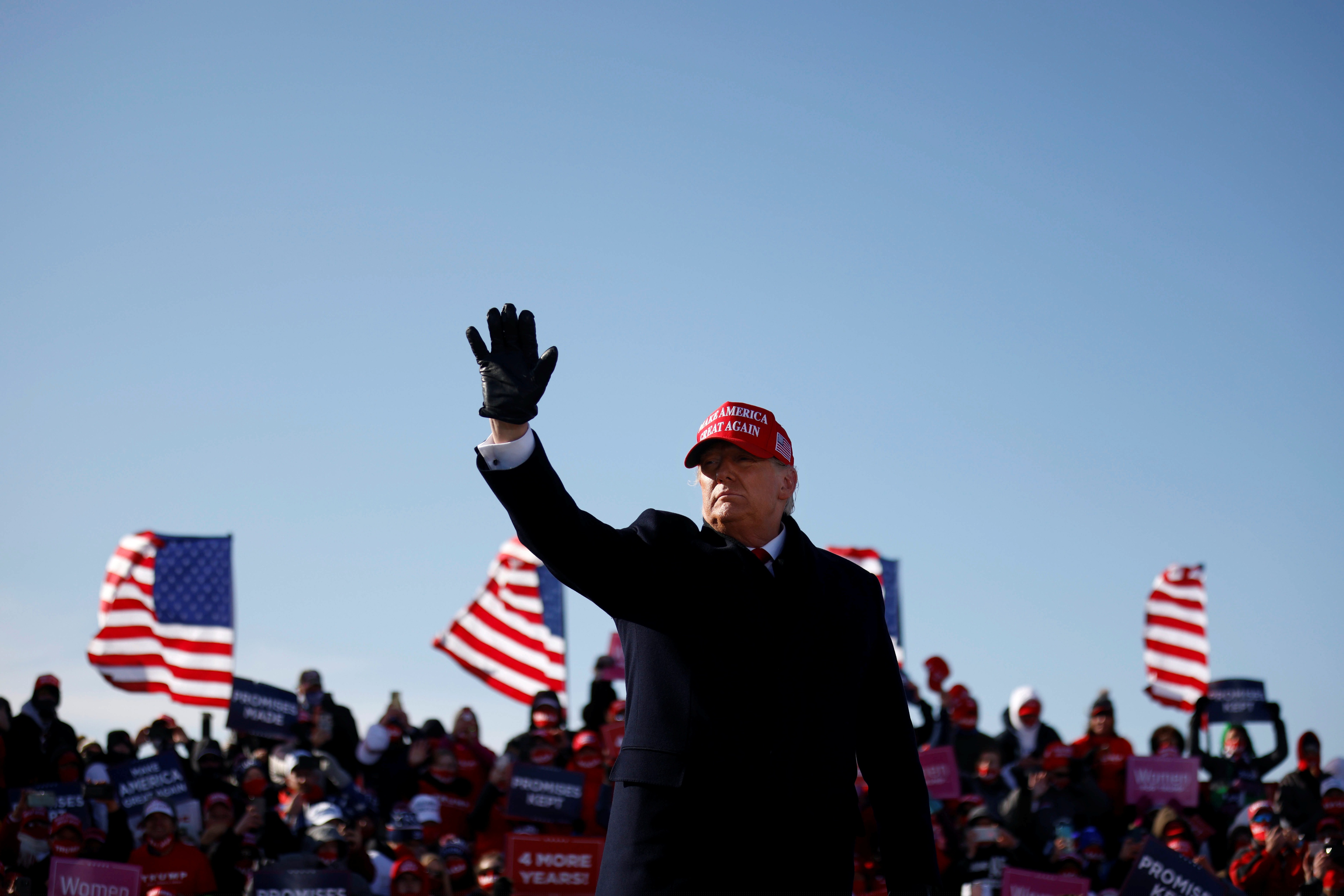 Tổng thống Donald Trump vẫy tay chào các cử tri ủng hộ tại sự kiện vận động tranh cử ở Dubuque, Iowa ngày 1/11. (Ảnh: Reuters)