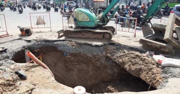 TP HCM: "Hố tử thần" sâu 8m trên đường Phan Văn Trị