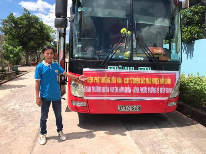 CLB tình nguyện Sắc Màu (huyện Hớn Quản) tổ chức chuyến xe trao tặng quà cho người dân bị ảnh hưởng bởi lũ lụt