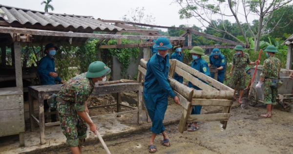 Hình ảnh Bộ đội điều động tối đa lực lượng giúp dân vùng lũ vệ sinh môi trường, tiêu độc khử trùng