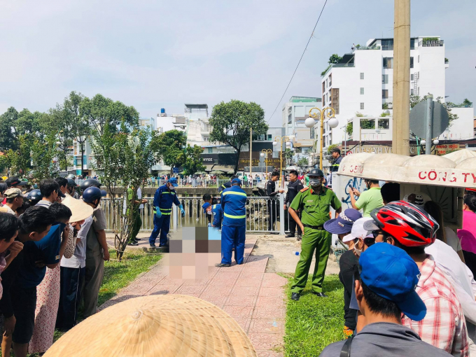 Thi thể người đàn ông gieo mình xuống kênh Nhiêu Lộc – Thị Nghè tự tử.