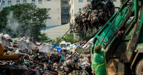“Núi rác” khổng lồ hơn 500 tấn giữa lòng Hà Nội