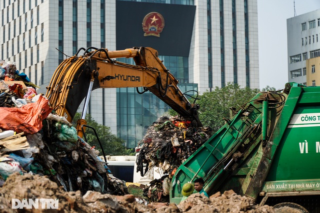 Ngay b&ecirc;n kia đường Phạm Văn Bạch, chỉ c&aacute;ch khoảng chưa đầy 50m l&agrave; c&aacute;c to&agrave; nh&agrave; Viện Kiểm s&aacute;t Nh&acirc;n d&acirc;n Tối cao, Viện Huyết học Truyền m&aacute;u Trung ương, nhiều to&agrave; nh&agrave; văn ph&ograve;ng lớn. M&ugrave;i h&ocirc;i của r&aacute;c ảnh hưởng lớn tới người d&acirc;n sinh sống xung quanh v&agrave; h&agrave;ng chục ngh&igrave;n bệnh nh&acirc;n, người nh&agrave;, nh&acirc;n vi&ecirc;n văn ph&ograve;ng tới chữa bệnh, l&agrave;m việc, sinh hoạt quanh khu đ&ocirc; thị n&agrave;y.