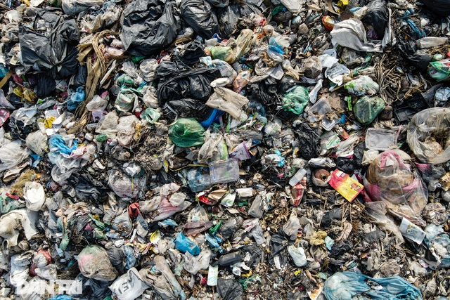 R&aacute;c chất cao như n&uacute;i, tổng lượng r&aacute;c trong l&uacute;c cao điểm l&ecirc;n đến hơn 900 tấn, bốc m&ugrave;i h&ocirc;i nồng nặc.