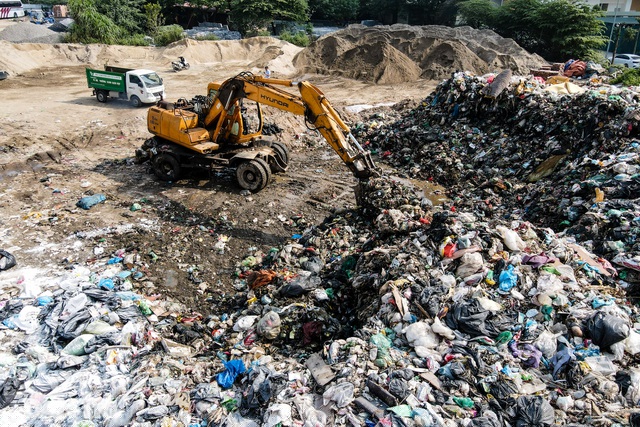 Hiện tại mỗi ng&agrave;y, C&ocirc;ng ty M&ocirc;i trường đ&ocirc; thị Vĩnh Y&ecirc;n c&oacute; khả năng dọn đi 100 tấn r&aacute;c.