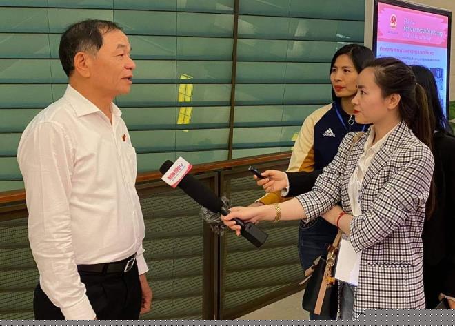 ĐBQH L&ecirc; Thanh V&acirc;n trả lời b&ecirc;n h&agrave;nh lang Quốc hội.