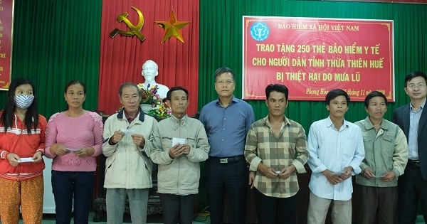 Trao tặng thẻ BHYT cho bà con bị thiệt hại nặng do bão, mưa lũ tại tỉnh Thừa - Thiên Huế