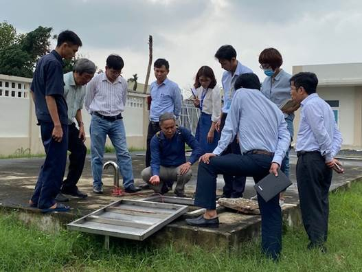 Tổ công tác kiểm tra nguồn nước tại Bệnh viện Sản-Nhi tỉnh Quảng Ngãi.