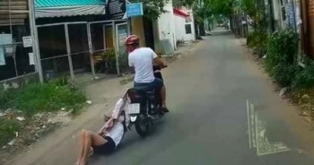 Video: Phẫn nộ với tên cướp điện thoại của cô gái, kéo lê nạn nhân hàng trăm mét trên đường