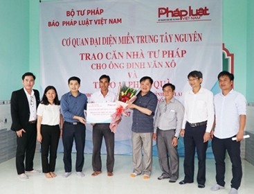 CQĐD miền Trung – Tây Nguyên Báo Pháp luật Việt Nam trao “Mái ấm” cho cán bộ tư pháp có hoàn cảnh khó khăn