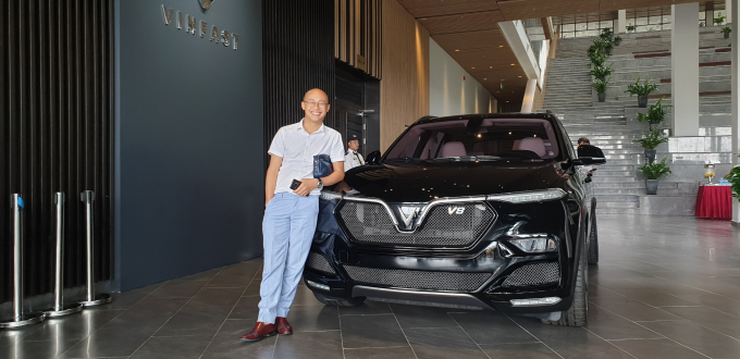 Nhà báo Vũ Quang trong buổi ra mắt xe hãng xe Vinfast của Tập đoàn Vin Group.