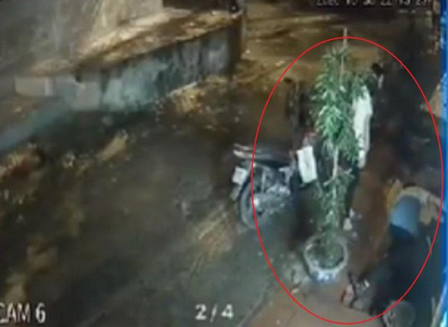 Hình ảnh camera ghi lại nơi anh A bị trúng đạn rồi gục ngã.