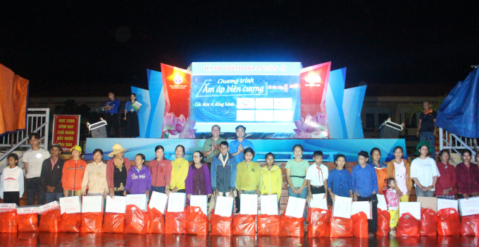 Bí thư Tỉnh Đoàn Bình Phước Trần Quốc Duy (hàng 2, bên phải) và anh Lê Trung Hiếu - Bí thư Đoàn cơ sở công an Q. 12, TP. HCM (hàng 2, bên trái) cùng trao quà cho các hộ gia đình khó khăn tại địa phương