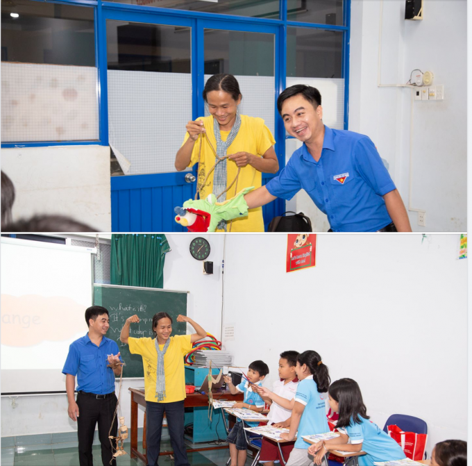 Bí thư Tỉnh Đoàn Bình Phước Trần Quốc Duy (áo Thanh niên Việt Nam) cùng anh Phan Tuấn Quốc (áo thun vàng) - Trưởng nhóm Mekongaholics mang những chú rối dễ thương đến giới thiệu với các học viên Trung tâm Anh ngữ Quốc tế Úc Châu (Bình Phước)