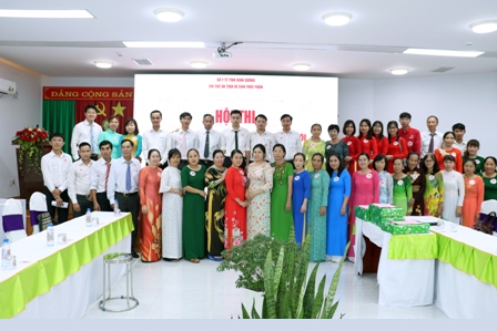 Thí sinh tham dự hội thi chụp hình lưu niệm.