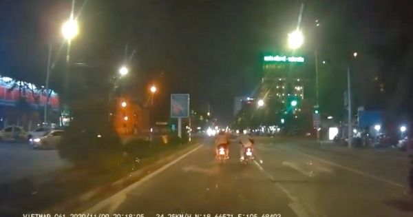 Video ghi lại cảnh hai cô gái ngã nhào khi bị cướp túi xách ở TP Vinh