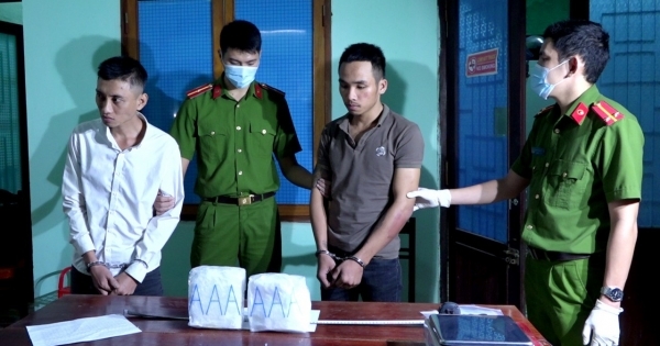 Quảng Bình: Bắt giữ các đối tượng vận chuyển 2kg ma túy đá bằng xe taxi