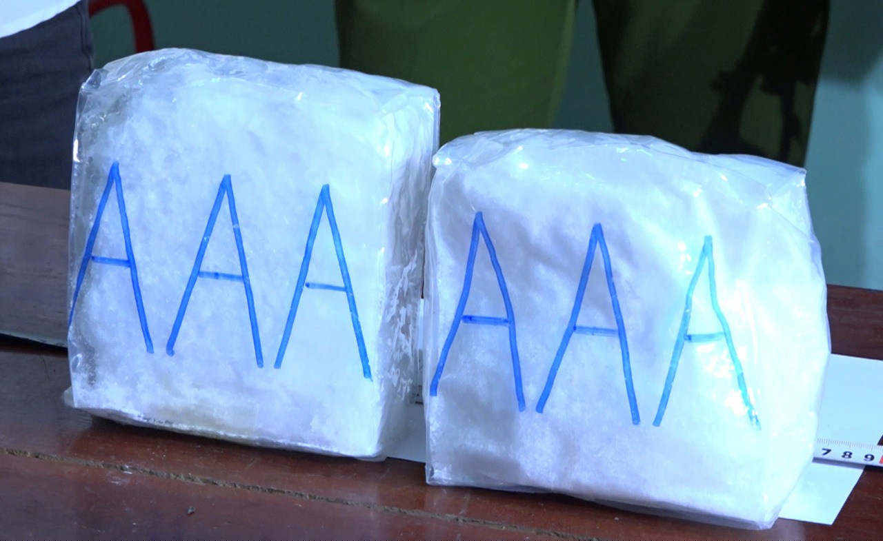 2kg ma túy đá được các đối tượng vận chuyển bằng xe taxi