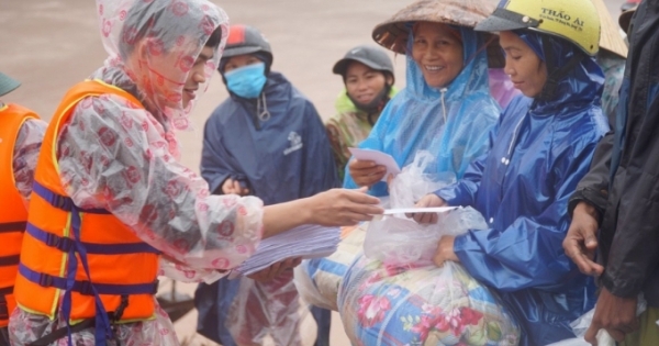 Phật tử chùa Linh Sơn - Thái Nguyên trao hơn 800 suất quà chia sẻ khó khăn cùng miền Trung