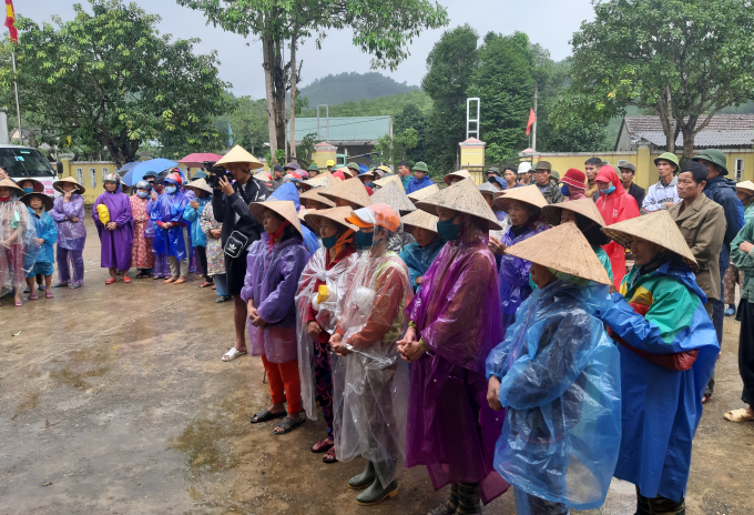 Đông đảo bà con xã Ngư Hóa đến nhận quà của Đoàn thiện nguyện.