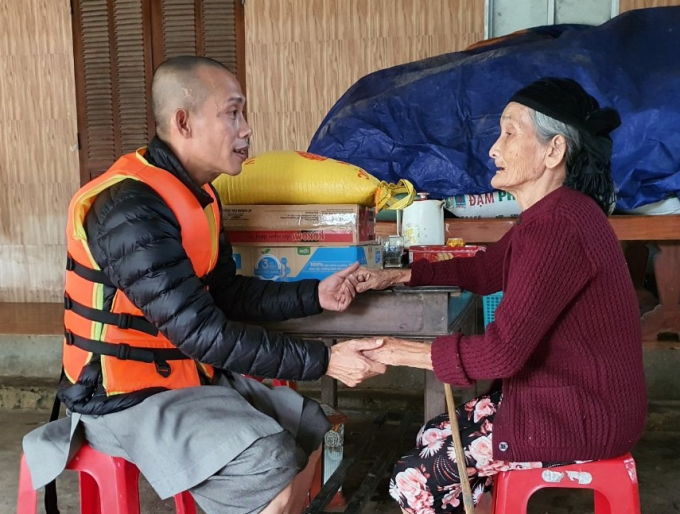 Trực tiếp đến thăm hỏi, tặng quà các gia đình có hoàn cảnh khó khăn nhất.