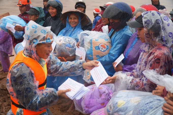 Trao quà cho bà con “rốn lũ” Ba Lòng, huyện Đakrông (Quảng Trị).