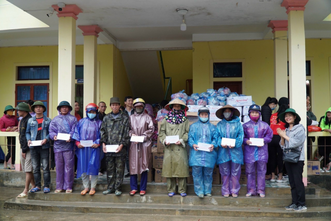 Trao quà cho đồng bào xã Ngư Hóa, huyện Tuyên Hóa (Quảng Bình).