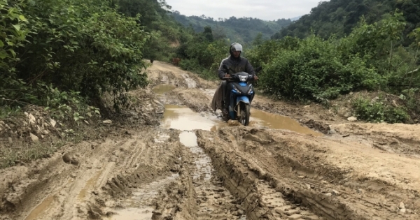 Mưa lũ đi qua để lại sự "ám ảnh" với người đi đường ở miền Tây xứ Nghệ