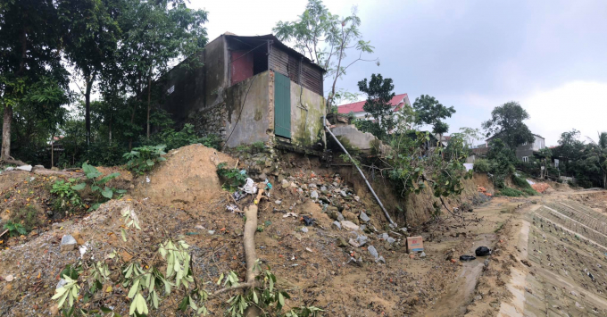 Một số nhà dân dọc theo bờ kè đã sụt lún phần móng, sập tường, nguy cơ đổ sập bất cứ lúc nào. Nhiều vị trí bị sạt lở, mất dần kết cấu.