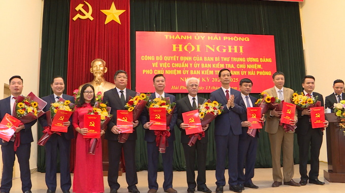 Phó Bí thư Thường trực Thành ủy Đỗ Mạnh Hiến chúc mừng các đồng chí trên cương vị mới.