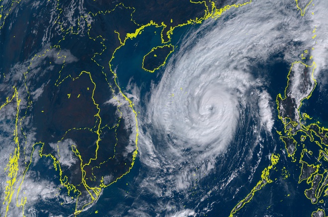 B&atilde;o&nbsp;Vamco mạnh l&ecirc;n một cấp v&agrave;o chiều tối 13/10. Ảnh:&nbsp;Himawari8.