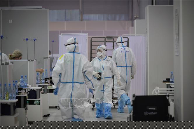 Nhân viên y tế làm việc tại khu vực điều trị cho bệnh nhân nhiễm COVID-19 tại Moskva, Nga, ngày 9/11/2020. Ảnh: AFP/TTXVN