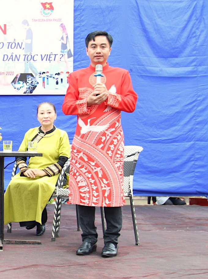 Bí thư Tỉnh Đoàn Trần Quốc Duy giới thiệu nét đẹp áo dài Việt, khuyên người trẻ sống với hiện tại, phải trân quý quá khứ, gìn giữ văn hóa truyền thống và hướng đến tương lai, cần hòa nhập nhưng không hòa tan trong bối cảnh toàn cầu hóa