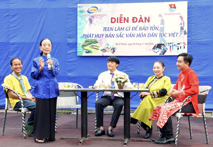 Cô giáo - nghệ nhân ẩm thực Huế của Hiệp hội Ẩm thực Việt Nam Hoàng Thị Ngọc Thương kể những câu chuyện về văn hóa ẩm thực Việt Nam xưa và nay, qua đó động viên các bạn trẻ cần bảo tồn các nét đẹp của ẩm thực Việt Nam