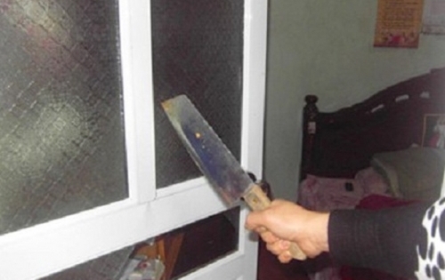 Quảng Ninh: Cầm dao chém 4 người bị thương rồi nhảy lầu tự sát