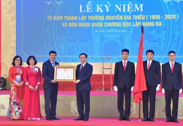 Thay mặt Chủ tịch nước, đồng chí Vương Đình Huệ, Ủy viên Bộ Chính trị, Bí thư Thành ủy Hà Nội đã trao tặng Huân chương cho nhà trường.