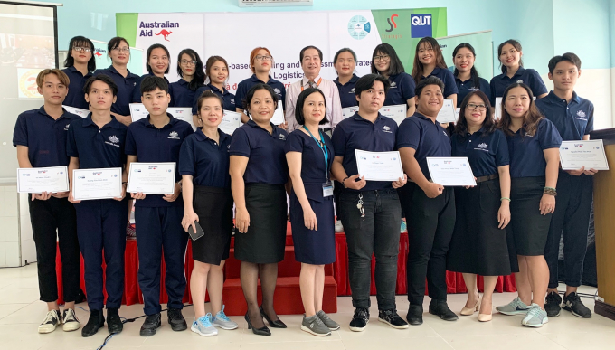 Thầy Trần Quốc Hải, Phó Hiệu trưởng Trường Trung cấp Kinh tế - Kỹ thuật Nguyễn Hữu Cảnh (người thứ 7, hàng thứ 2, bên trái qua) trao giấy chứng nhận hoàn thành chương trình đào tạo “Tiếp nhận và lưu trữ hàng hóa” cho các em học sinh.