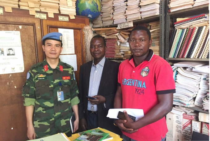 Các chiến sĩ mũ nồi xanh Việt Nam luôn nhận được sự giúp đỡ tận tình các cơ quan chức năng địa phương.