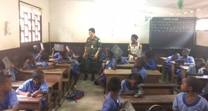 Việc dạy chữ, giúp người dân trồng rau, lương thực... giúp các chiến sĩ được yêu mến ở Nam Sudan và Trung Phi.