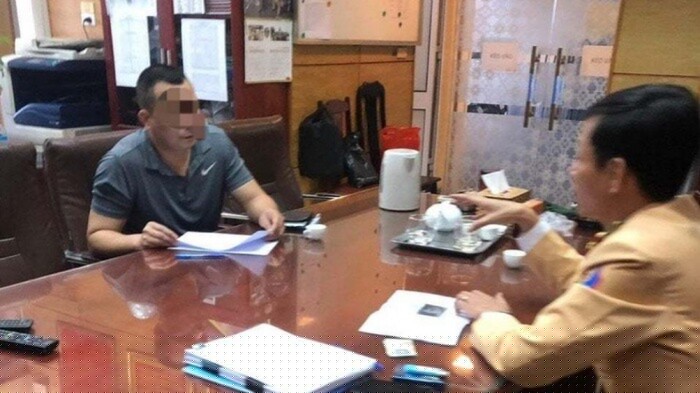 Tài xế tại cơ quan công an