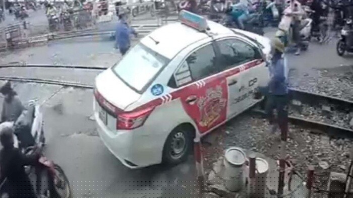 Taxi vẫn cố vượt rào chắn mặc dù đã có cảnh báo