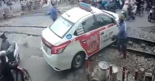 Hà Nội: Phạt 4 triệu, tước bằng lái 2 tháng tài xế taxi cố vượt rào chắn đường sắt