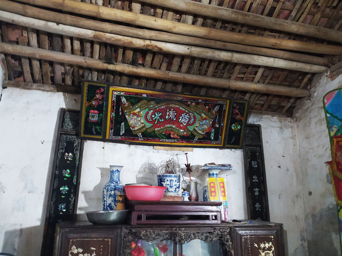 Căn nhà của bà Láng, xã Phượng Dực, mái nhà thủng lỗ chỗ nhưng không có tên trong danh sách hộ cận nghèo.