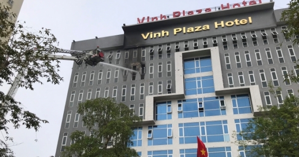 Cháy lớn tại khách sạn Vinh Plaza, nhiều người bỏ chạy thoát thân