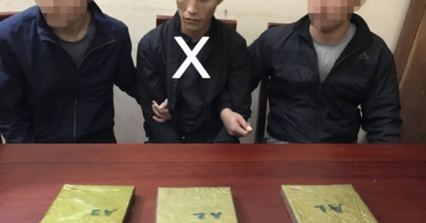 Bắt quả tang con nghiện trên xe khách cùng 3 bánh heroin