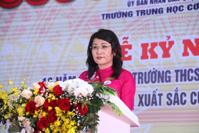 Những chia sẻ của cô Kim Anh đều là những lời tâm sự từ tận đáy lòng của một Hiệu trưởng đầy tâm huyết và trách nhiệm: “Có những điều còn ý nghĩa hơn mọi lời nói, đó chính là lửa đến từ trong tim các thầy cô, là lửa đến từ truyền thống đáng tự hào của trường Cầu Giấy. Cô mong dưới mái trường Cầu Giấy các con sẽ được thắp lửa, tiếp lửa và chia lửa để tiềm năng được khơi nguồn và tỏa sáng, để trở thành thế hệ nối tiếp đầy vẻ vang, mang khát vọng và trí tuệ của Cầu Giấy”